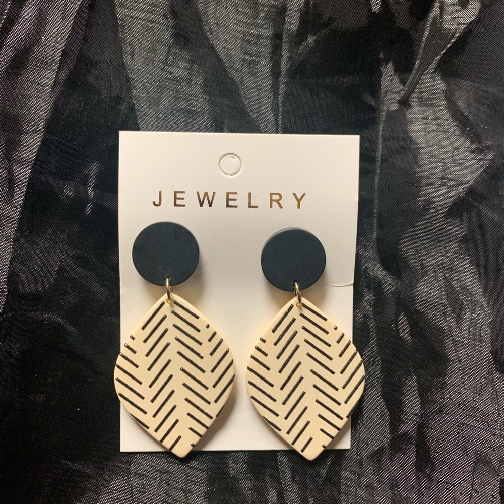 NWT Dangling leaf polymer clay earrings Black and off white
